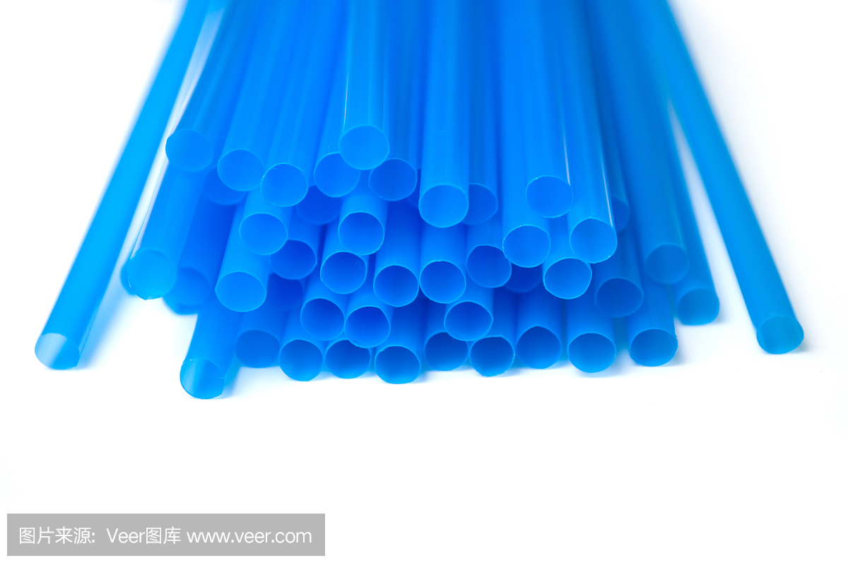 白色背景上的蓝色塑料吸管